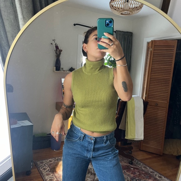 Green Turtle Neck - Picture 2 of 3